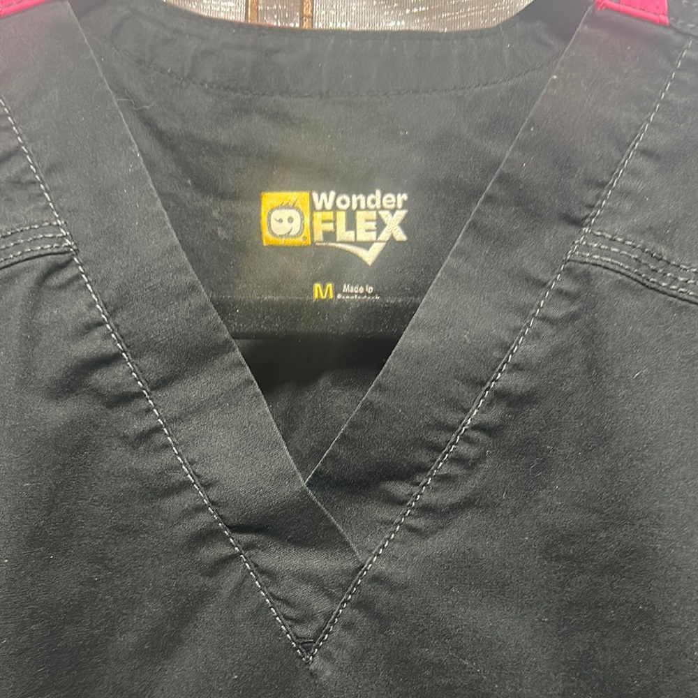WonderWink WonderFLEX V-Neck Scrub Top in Black